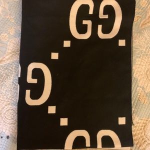 GG scarf reversible